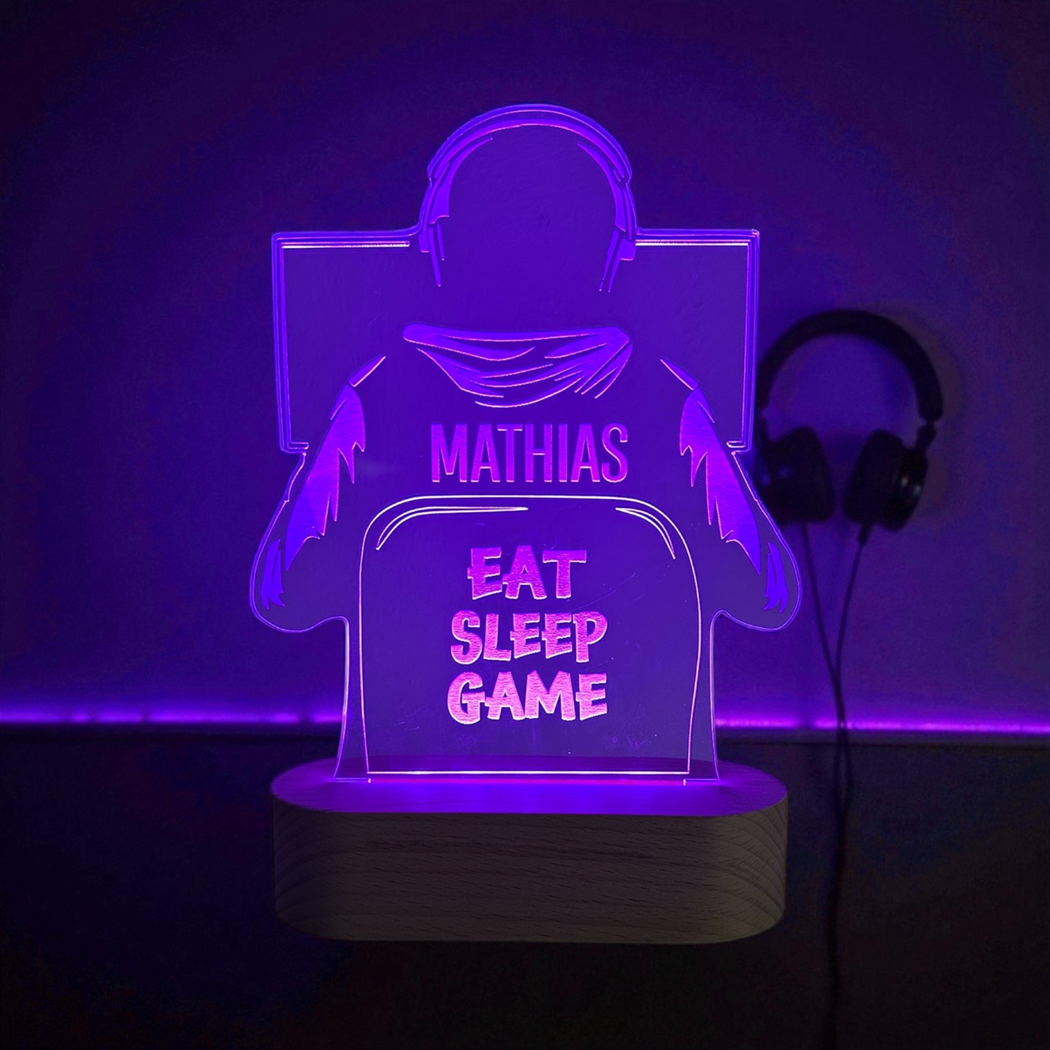 Gamer lampe med træfod i lilla.