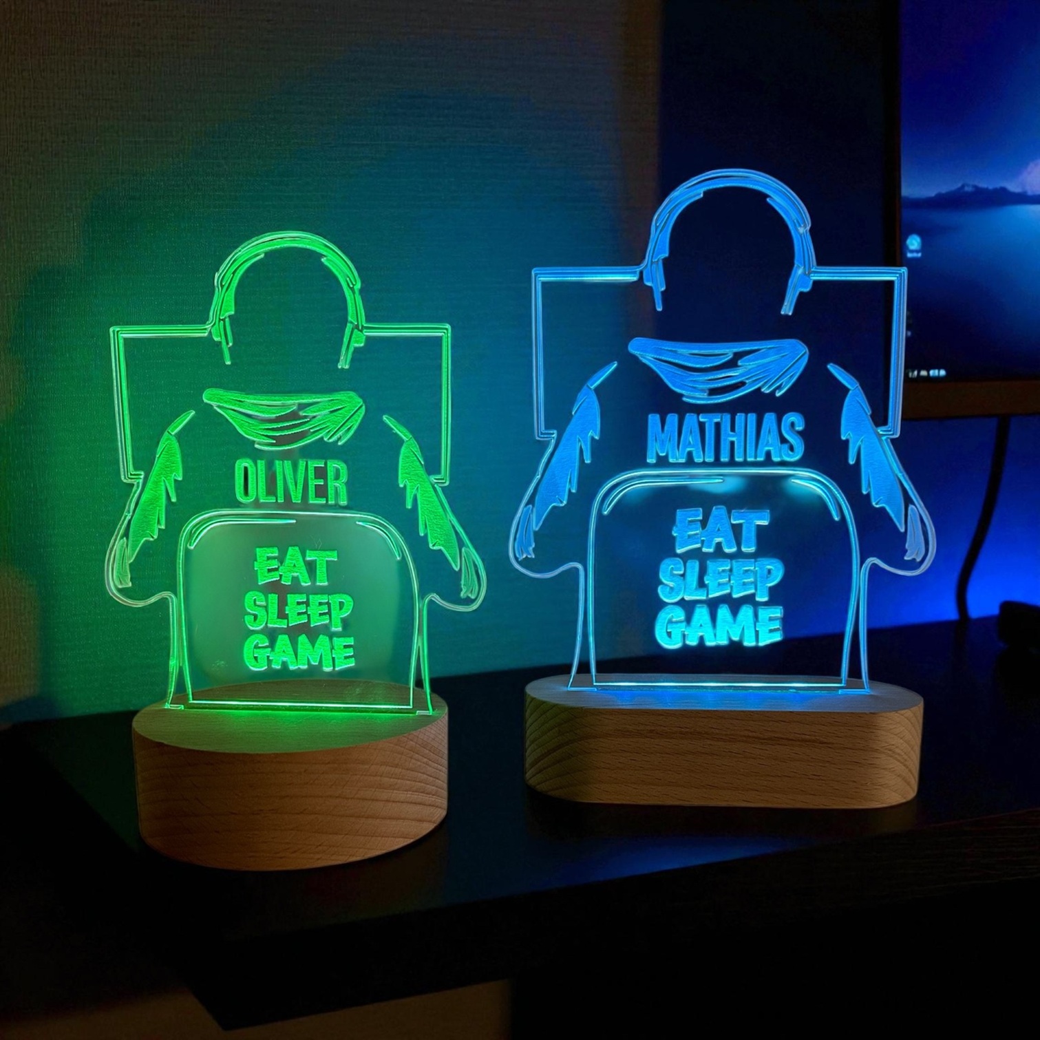 To gamer lamper med navn i to størrelser.